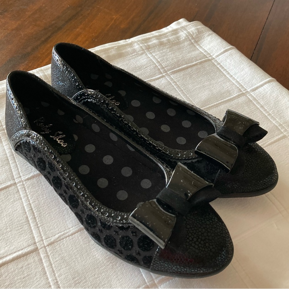 Beautiful flat leather shoes with bow.
